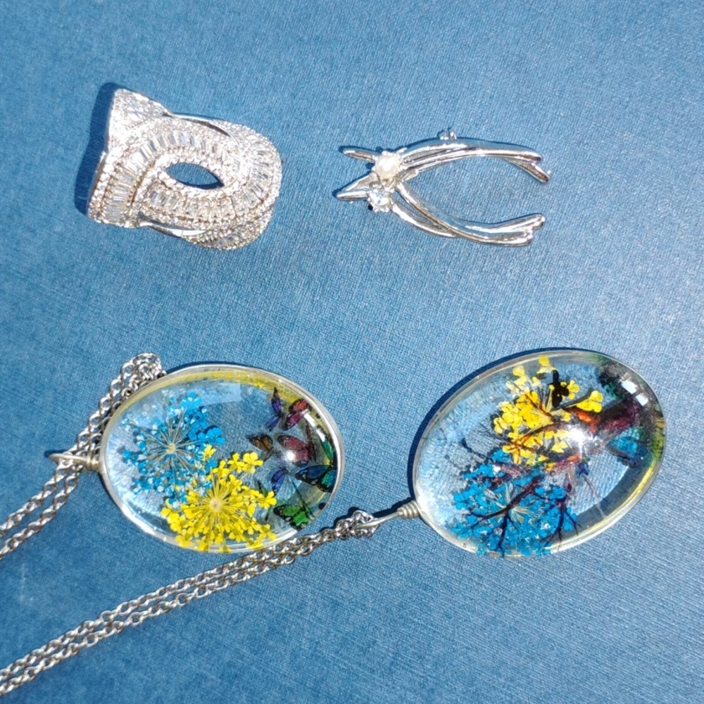 🦋 Butterfly Dried Flower 🦋 Glass Pendant Necklace 24" Chain NWT